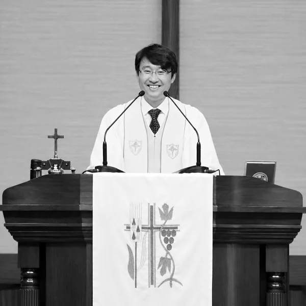 강단에서 미소 짓고 있는 이상국 담임목사